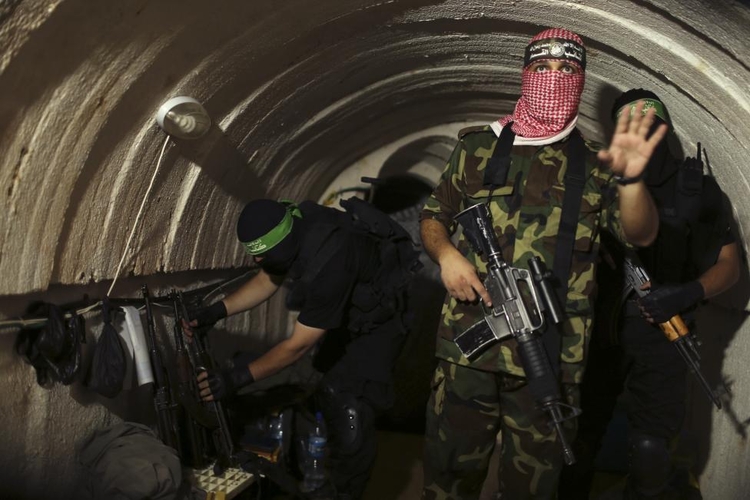 fot. Mohammed Salem / Reuters / 19 sierpnia 2014  Gaza, Palestyna  Palestyński wojownik z bojówki Izz el-Deen al-Qassam (zbrojnego ramienia Hamasu) w podziemnym tunelu.